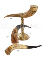 Lot 147 - A FINELY DETAILED 19TH-CENTURY SCRIMSHAW-DECORATED COW'S HORN