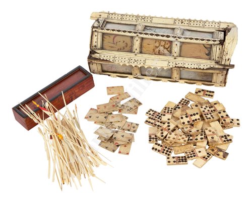 Lot 66 - AN EARLY 19TH CENTURY NAPOLEONIC FRENCH PRISONER-OF-WAR BONE AND WOOD DOMINO COFFER