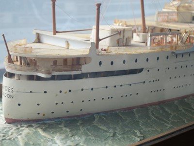 Lot 70 - A TRAVEL AGENT MODEL FOR THE ROYAL MAIL LINE PASSENGER CARGO LINER R.M.S. 'ANDES', CIRCA 1939