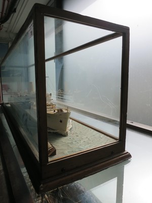 Lot 70 - A TRAVEL AGENT MODEL FOR THE ROYAL MAIL LINE PASSENGER CARGO LINER R.M.S. 'ANDES', CIRCA 1939