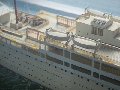Lot 70 - A TRAVEL AGENT MODEL FOR THE ROYAL MAIL LINE PASSENGER CARGO LINER R.M.S. 'ANDES', CIRCA 1939